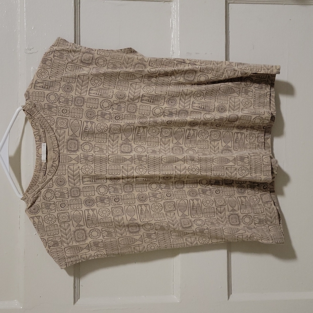 GU Short Sleeve Tan Plant and Fish Top